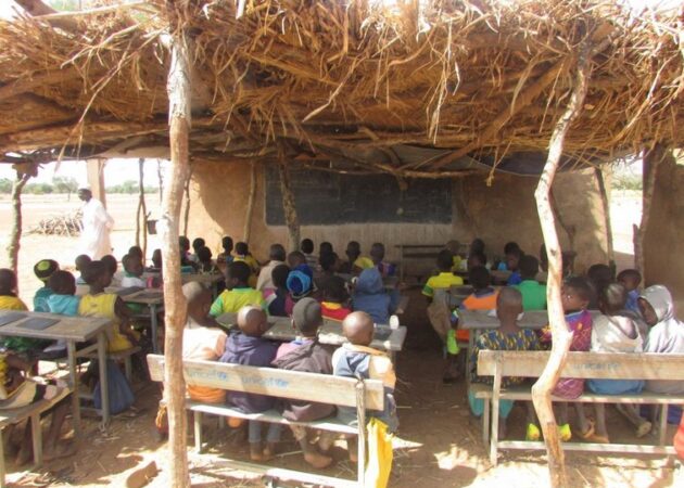 Partenariat Help/Fly and Help : des classes sous paillote à une école flambant neuve