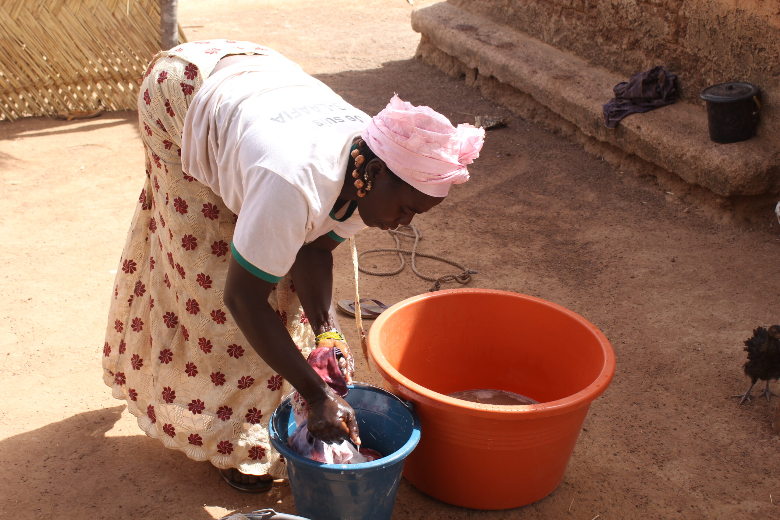 KONATE Biba utilisant la bassine et un seau dotés par le projet PAMU2