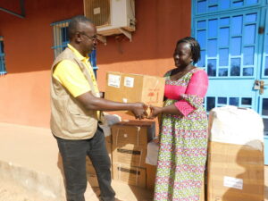 Remise symbolique de médicaments à la Présidente de la Délégation Spéciale de Kaya.